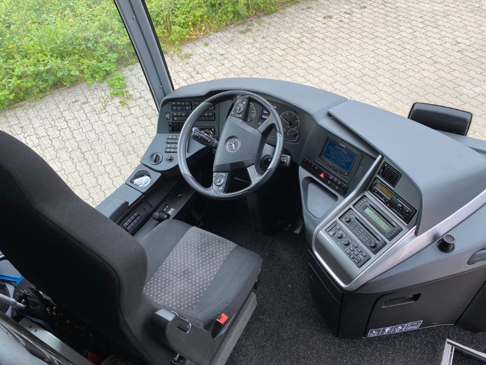 Busfahrersitz in einem Bus von Omnibus-Reiseverkehr Reinhold Rabenstein KG