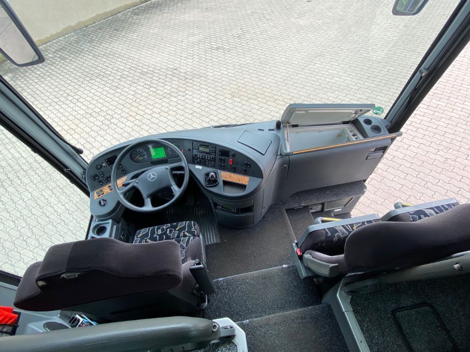 Busfahrersitz in einem Bus von Omnibus-Reiseverkehr Reinhold Rabenstein KG