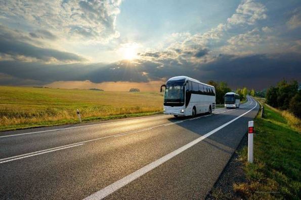 Bus fährt durch eine Landschaft
