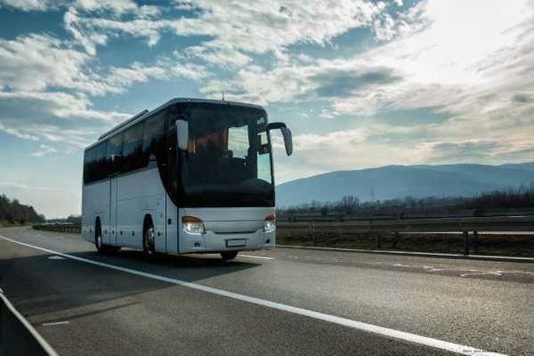 Bus fährt durch eine Landschaft