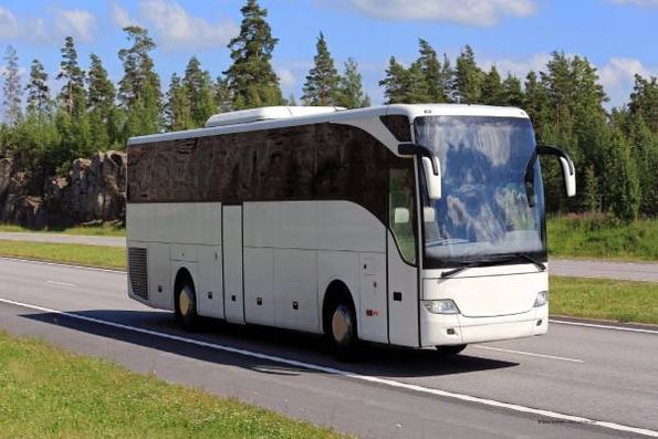 Bus fährt durch eine Landschaft