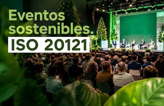 Evento sostenible con escenario verde y público; texto “Eventos sostenibles. ISO 20121”.