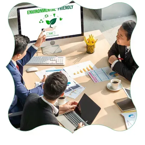 Reunión de negocios discutiendo iniciativa ambiental, con pantalla de computadora mostrando
