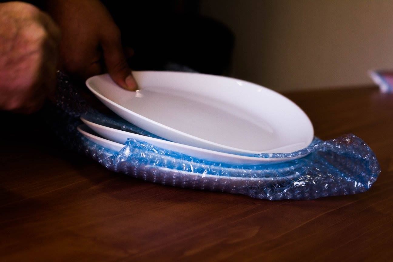 Emballage d'assiettes avec du papier bulle