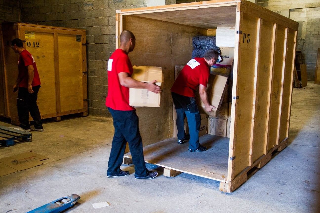 Employés de DEMHERCOP remplissant un box de stockage