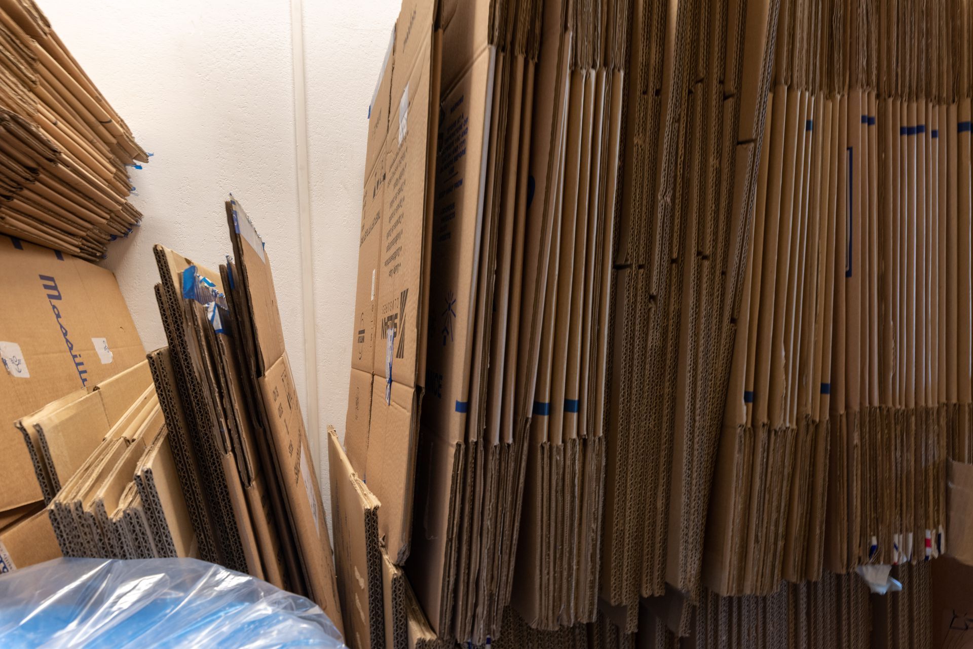 Pile de cartons de déménagement