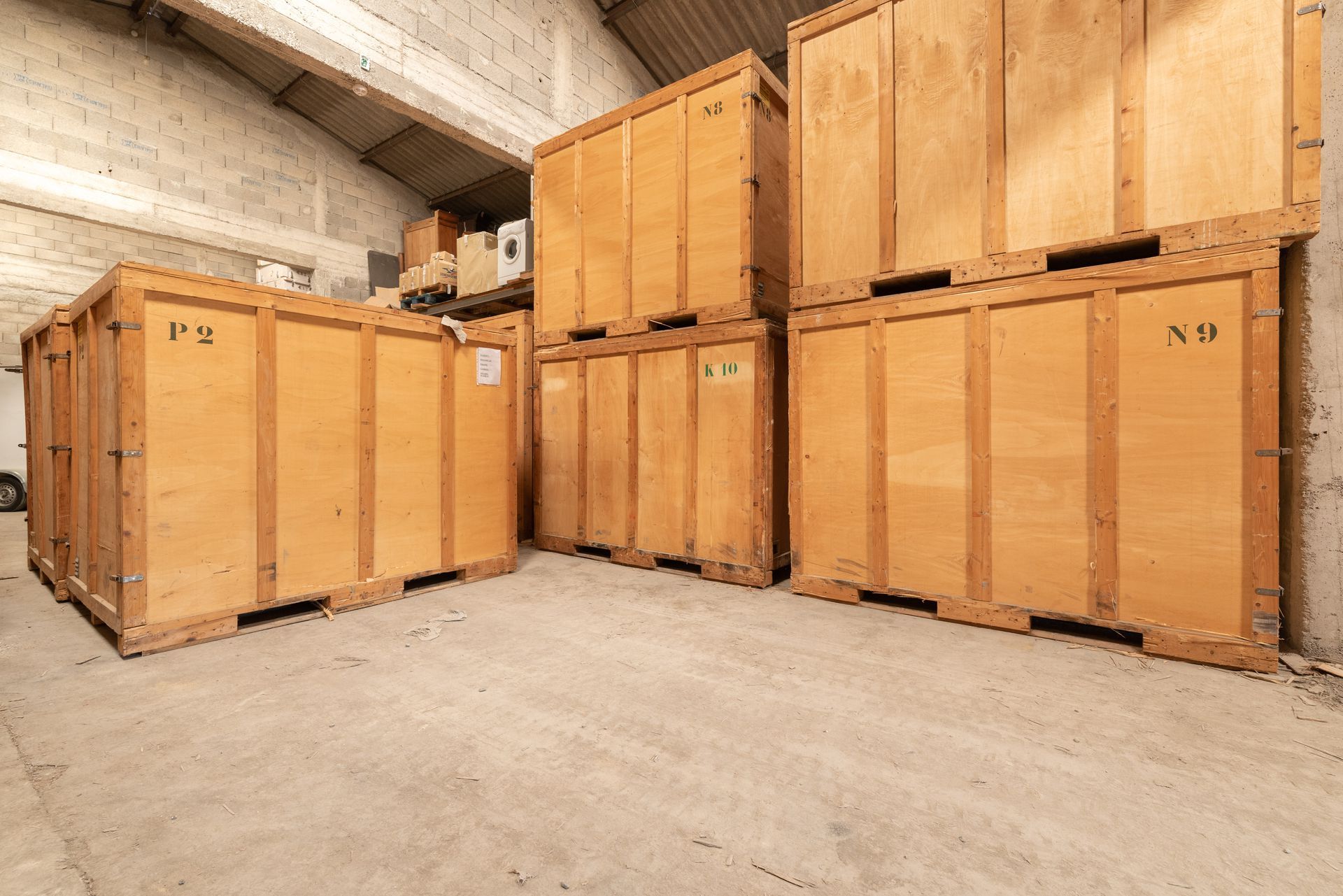 Boxes en bois dans un garde-meuble