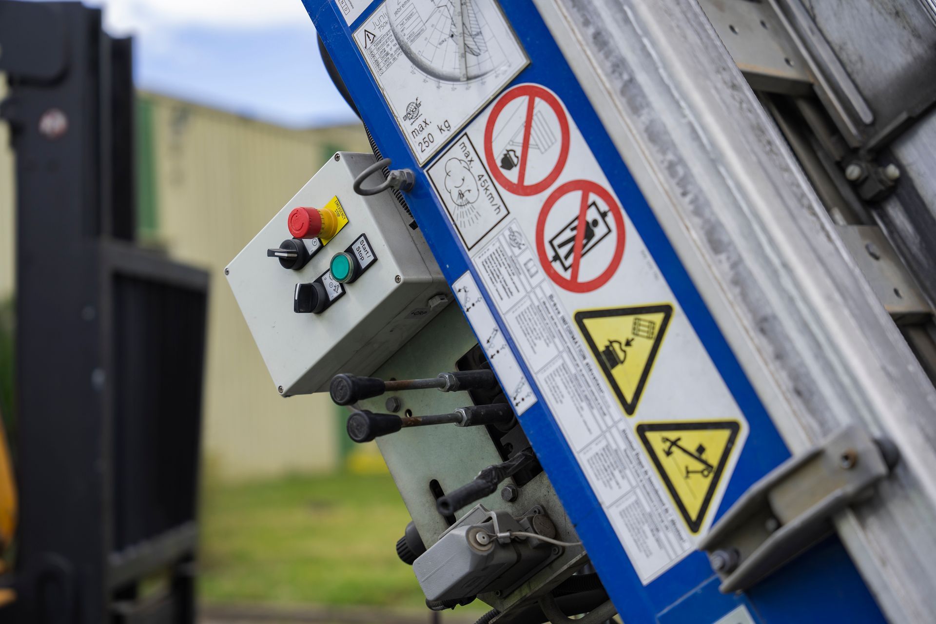 Gros plan sur les leviers de manutention du monte-meuble