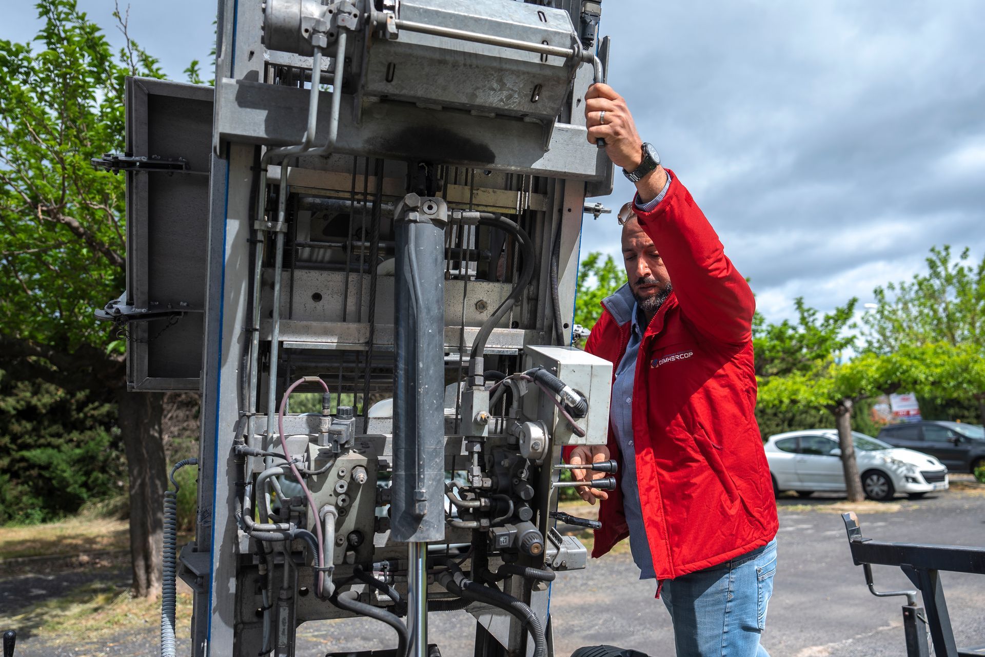 Employé de DEMHERCOP en train d'utiliser un monte-meuble