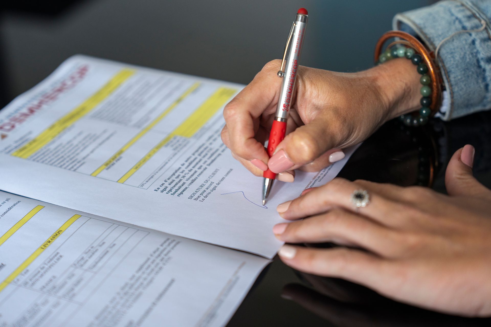 Cliente de DEMHERCOP signant un contrat