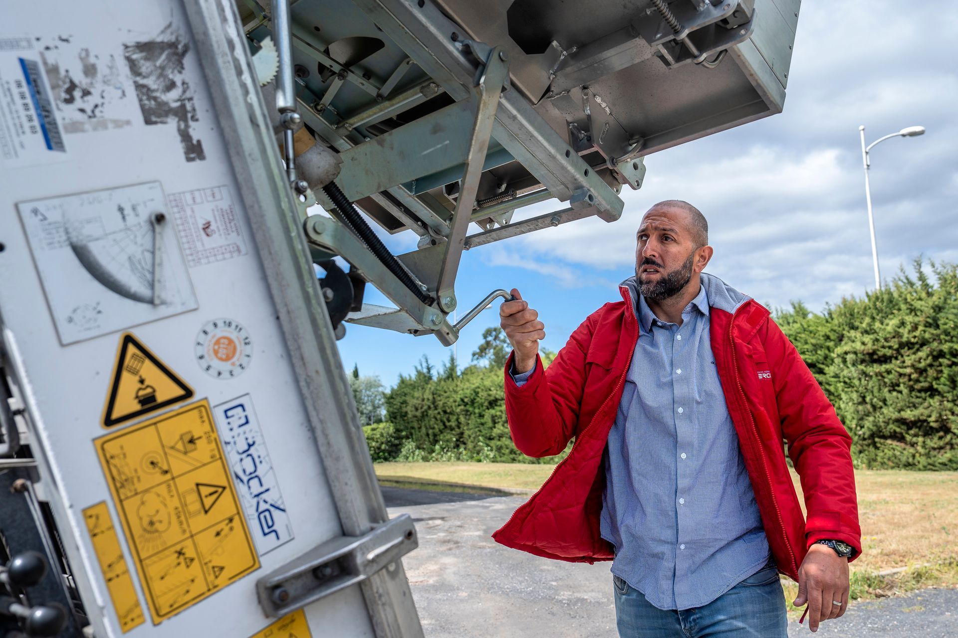 Technicien intervenant sur un monte-charge