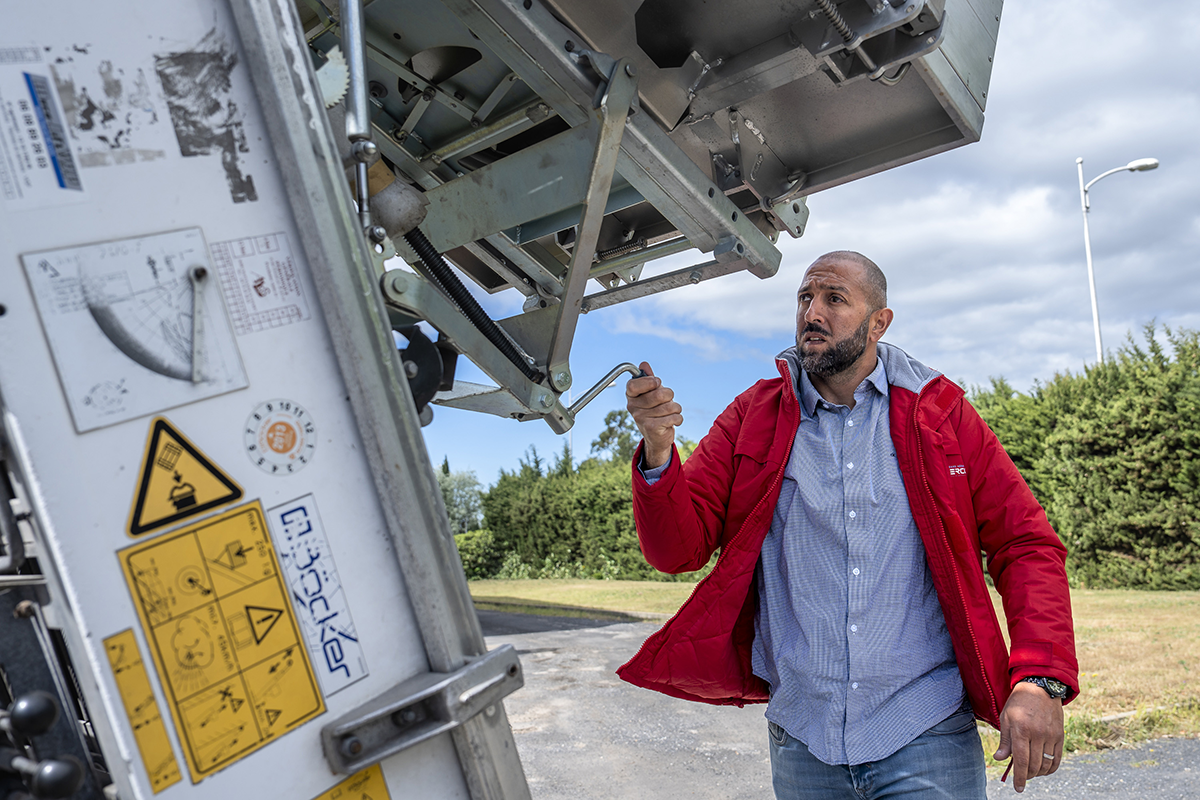 Employé de DEMHERCOP utilisant un monte-meuble