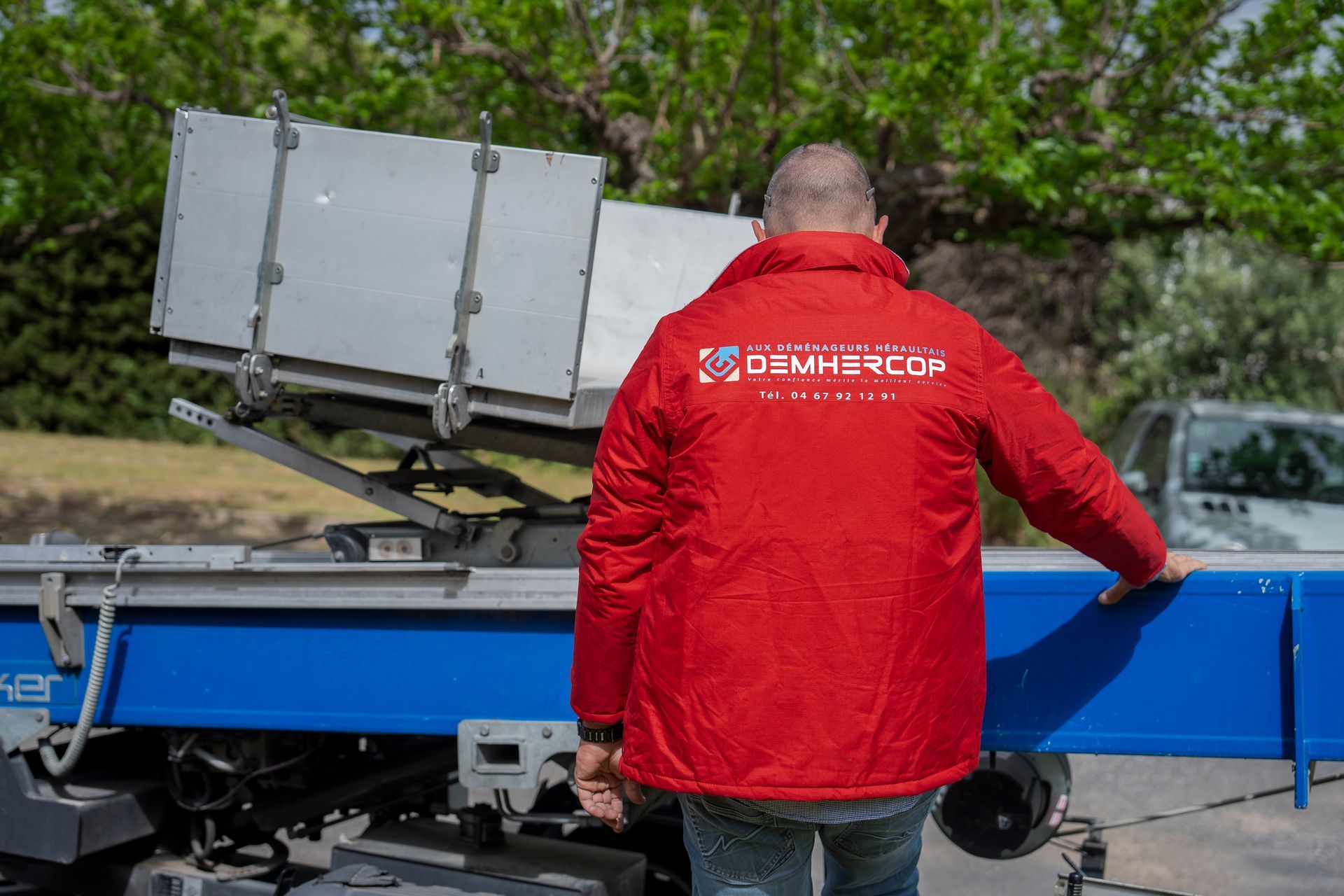 Employé de DEMHERCOP de dos