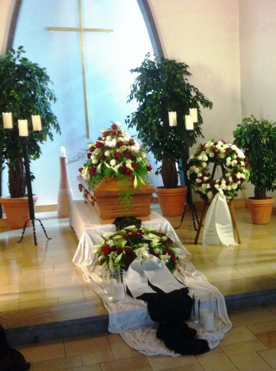 Sarg mit Blumendekoration