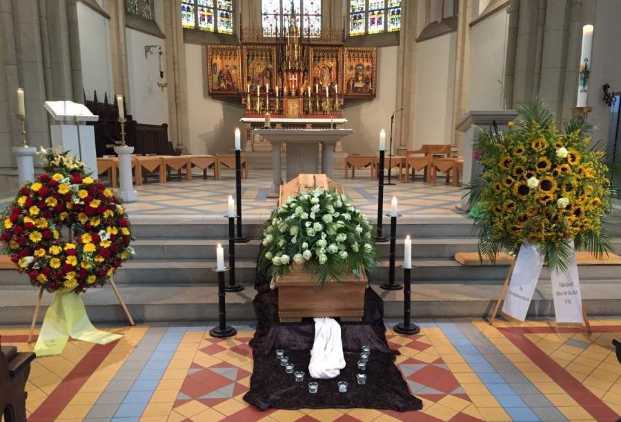 Sarg mit Blumendekoration