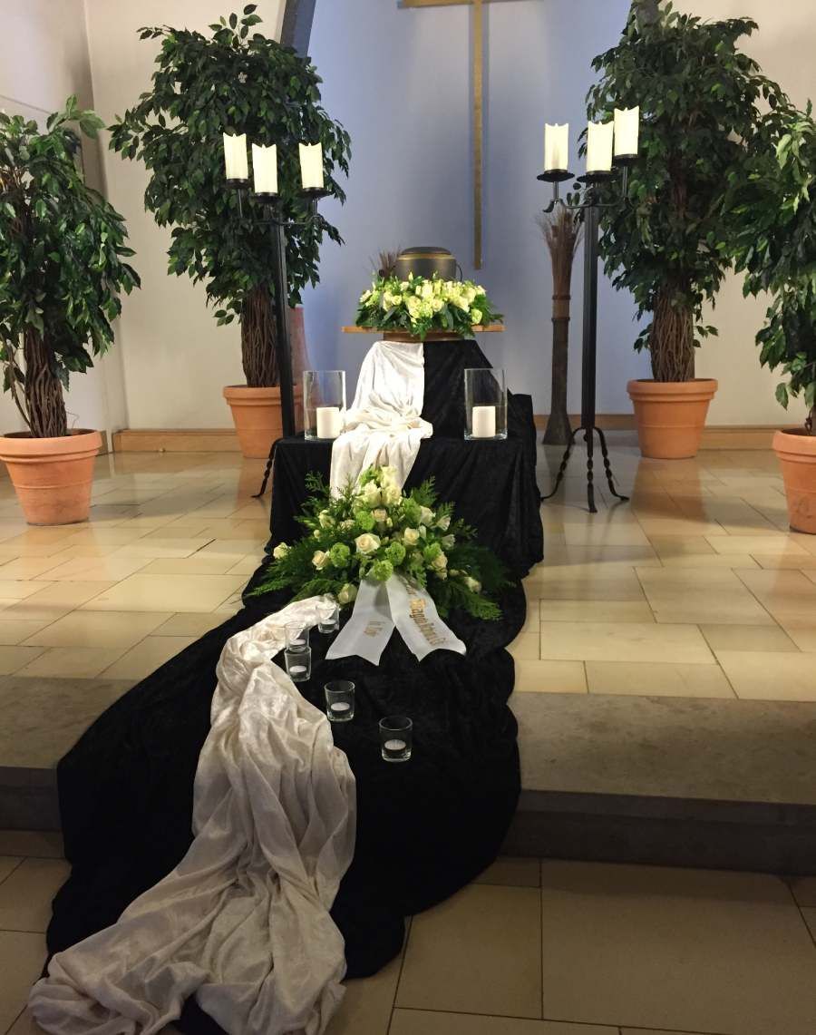 Urne mit Blumendekoration