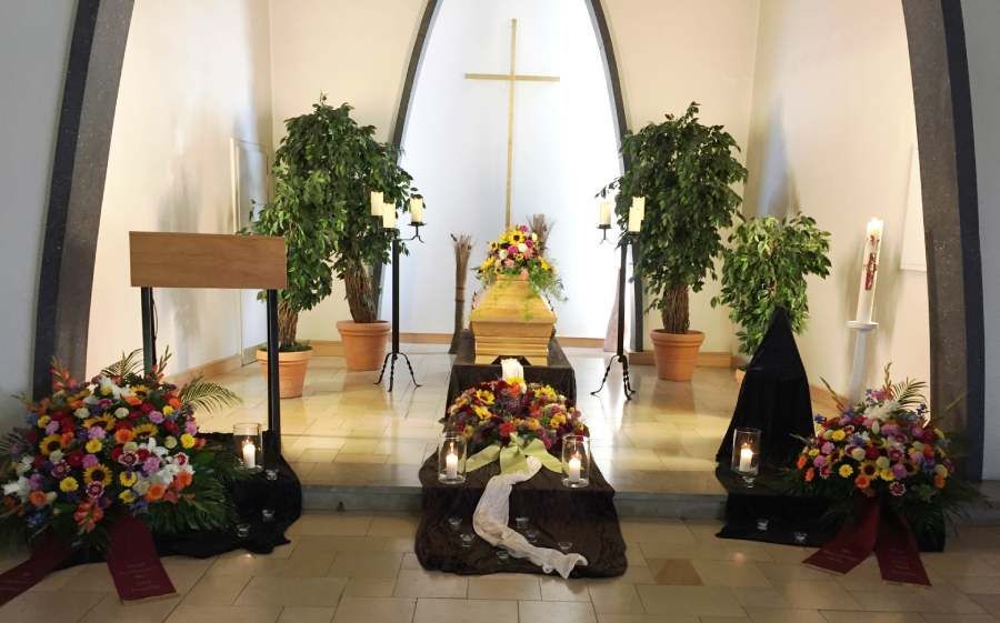 Sarg mit Blumendekoration