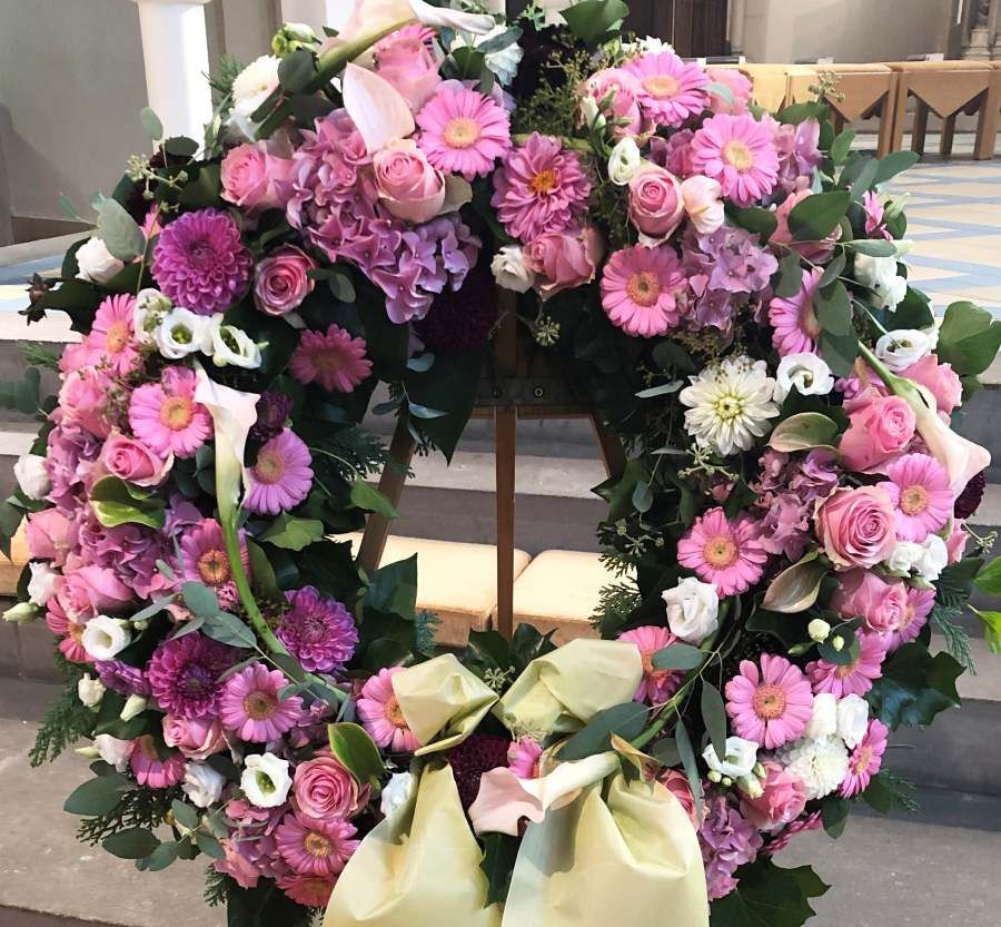 Sarg mit Blumendekoration