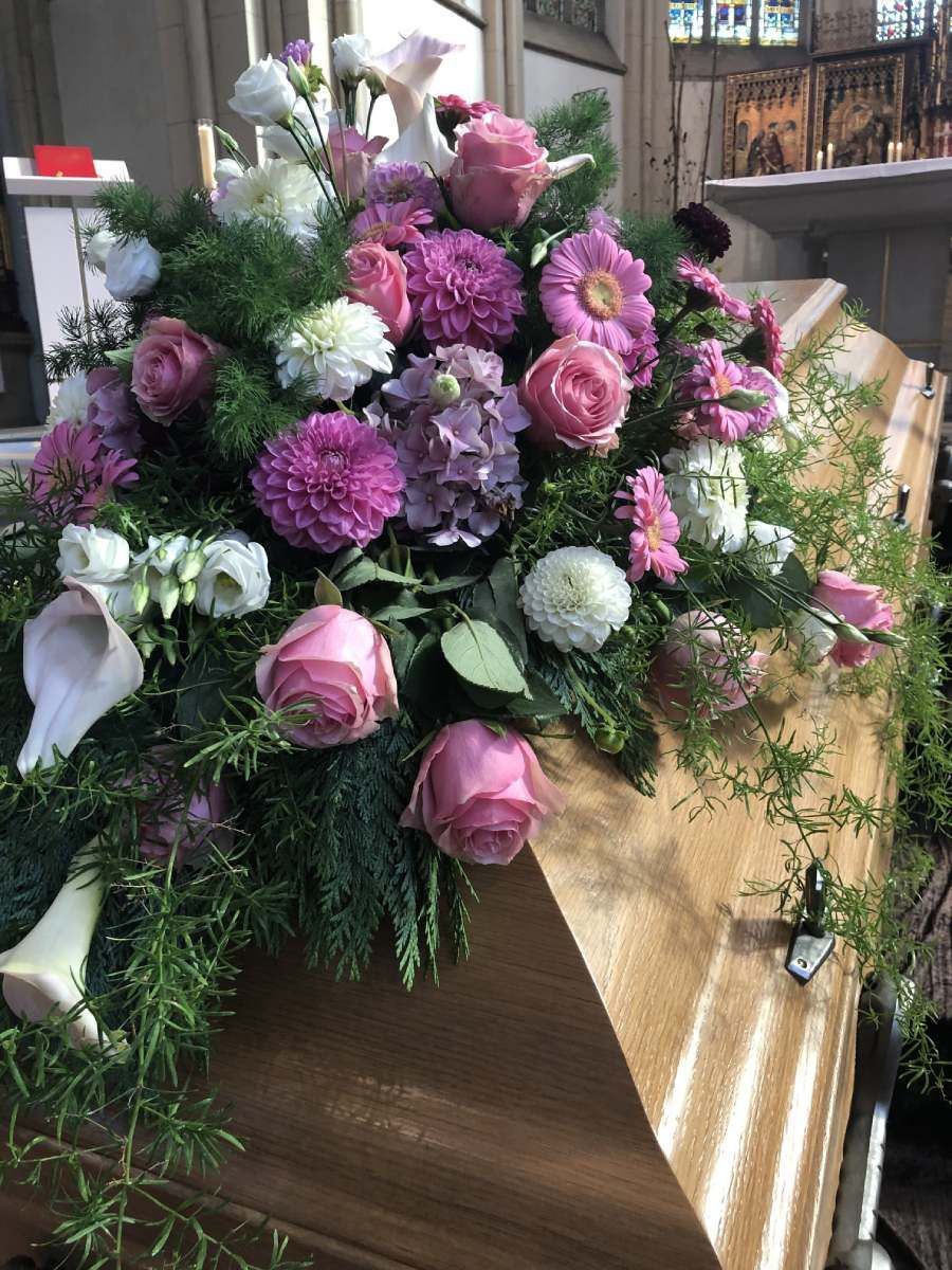 Sarg mit Blumendekoration