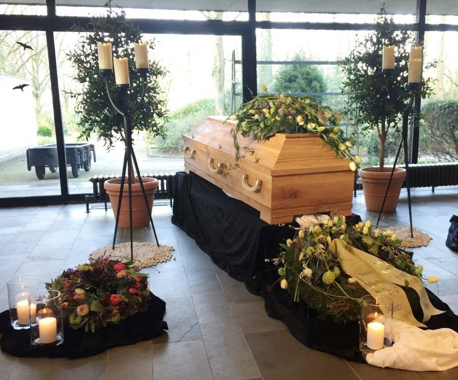 Sarg mit Blumendekoration