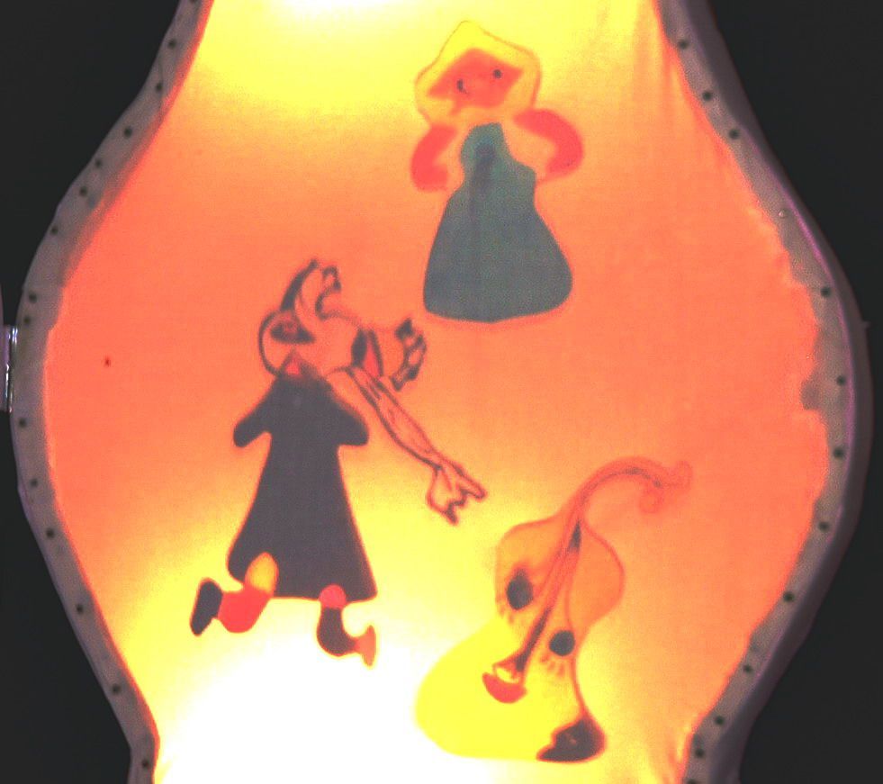 Trois personnages de dessin animé dans une lanterne orange lumineuse