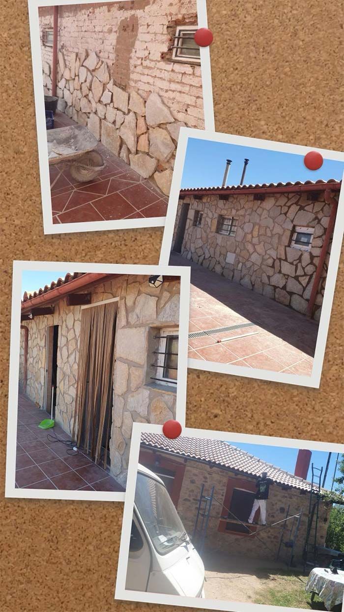 Exterior de edificio de piedra, fotos colocadas en un tablero de corcho. Paredes de piedra marrón, techo de tejas rojas y chinchetas rojas.
