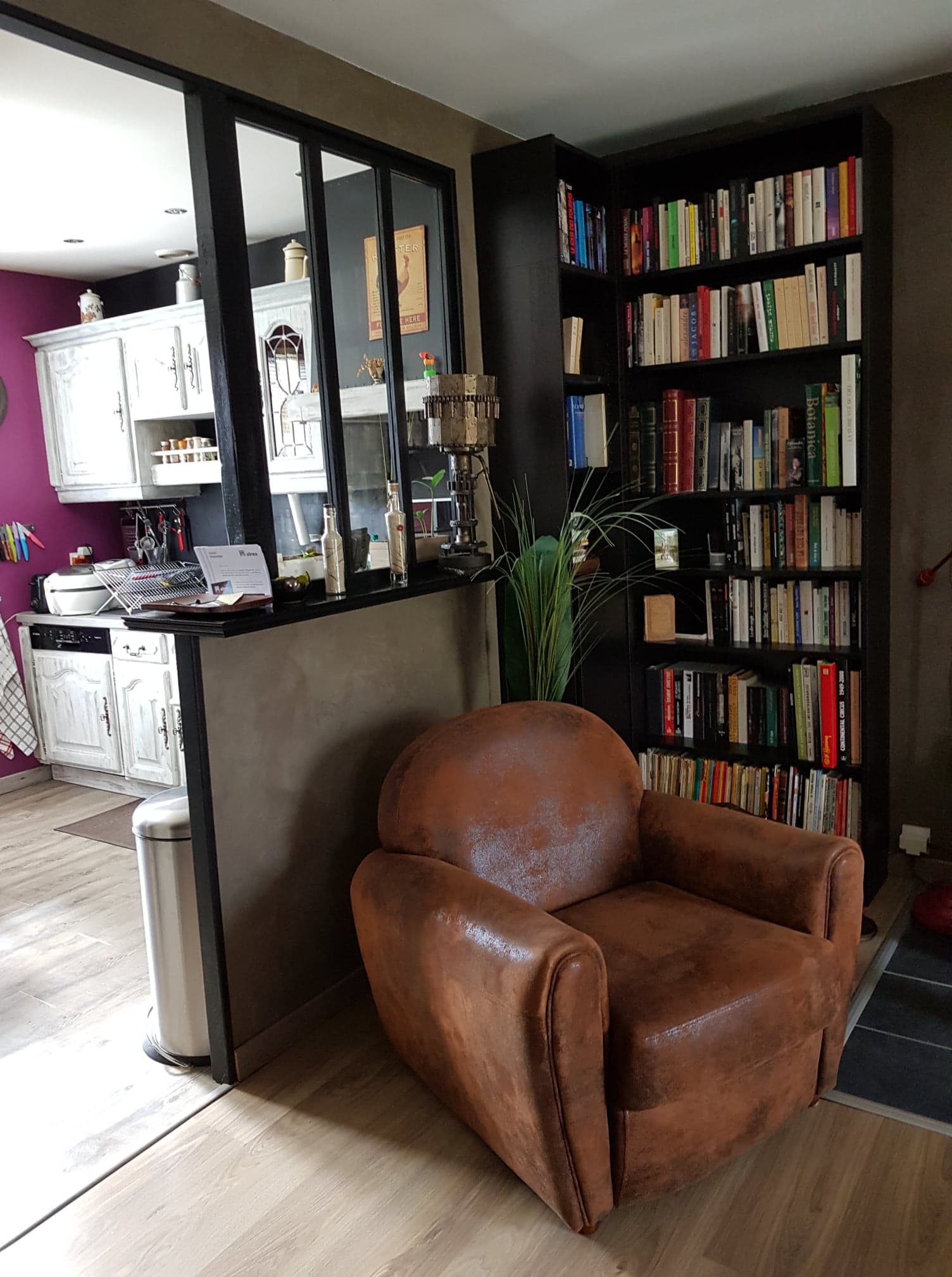 Bibliothèque haute, foncée