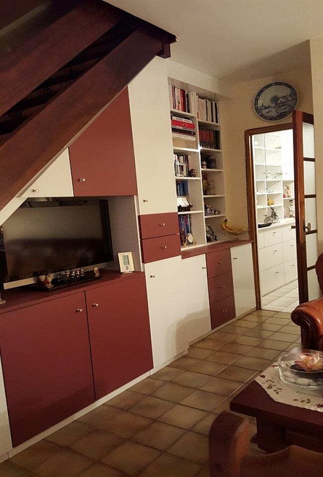 Bibliothèque sous escalier