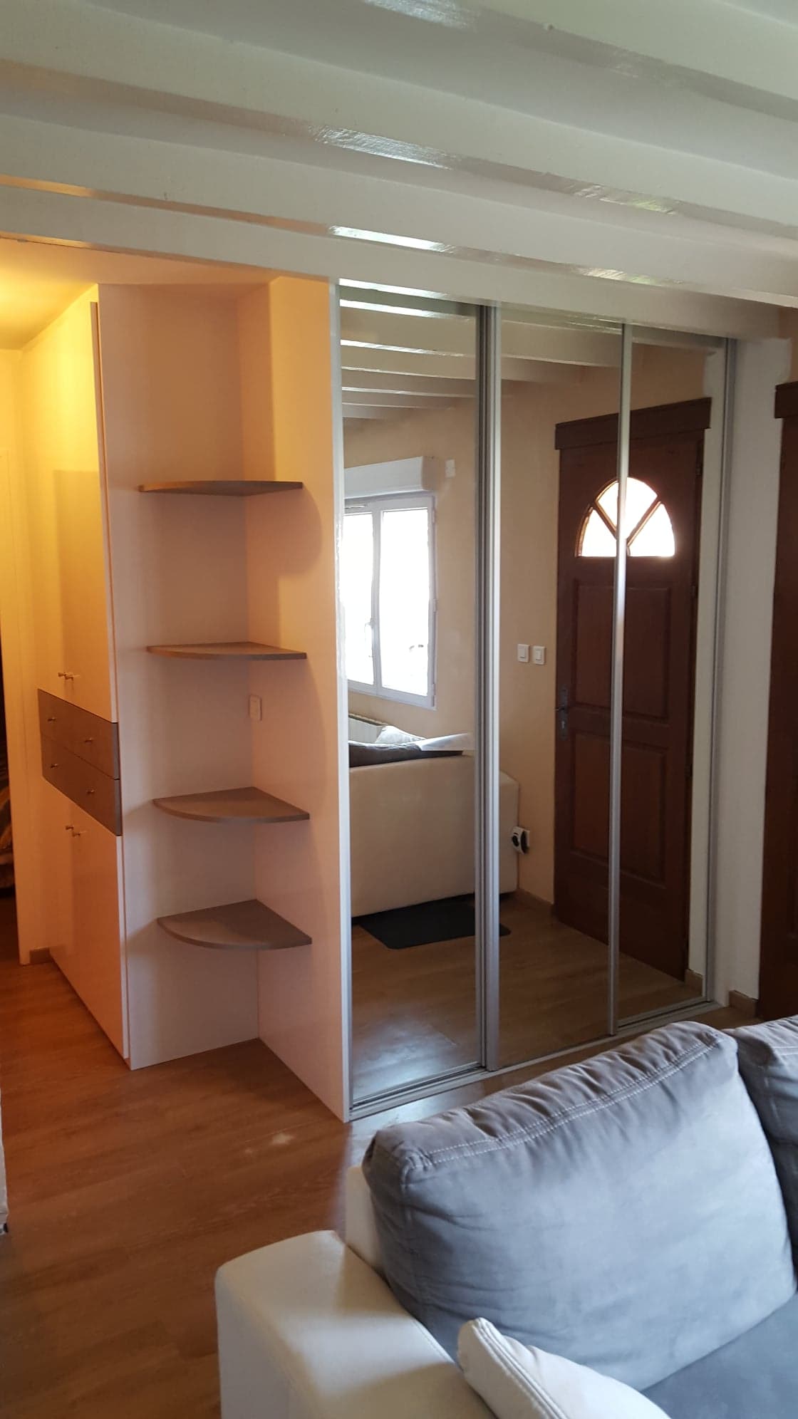 Placard avec les étagères