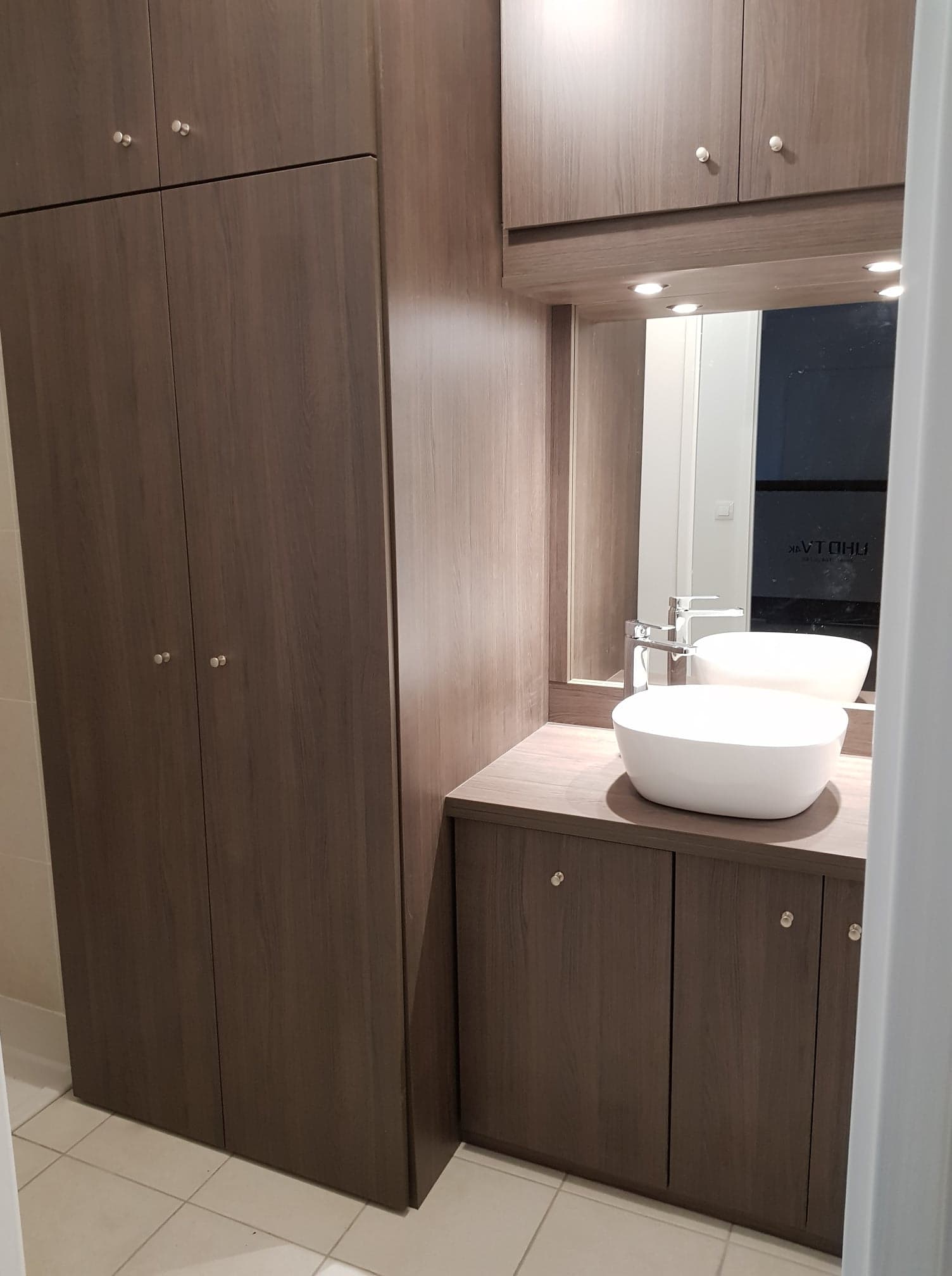 placard salle de bains portes