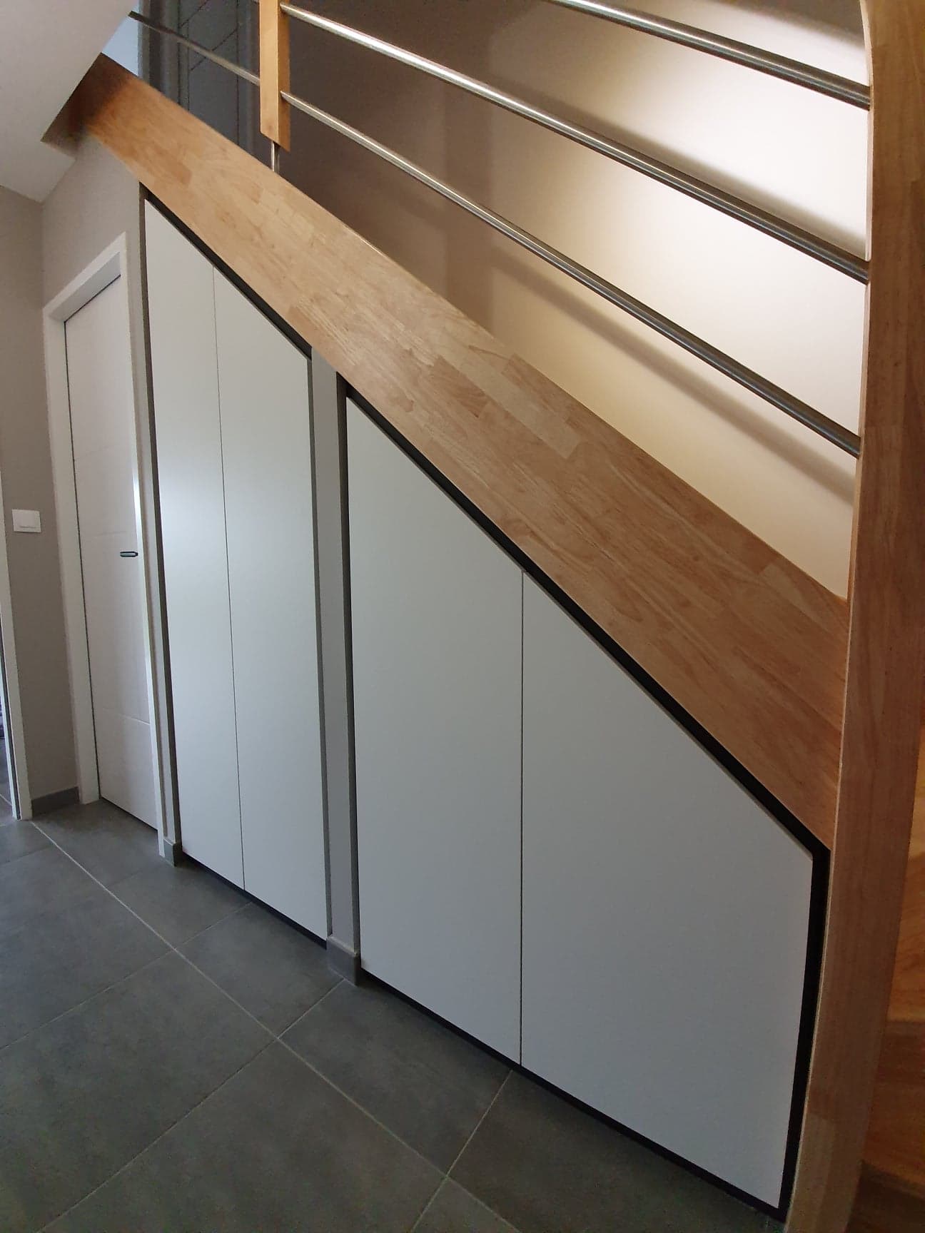 Sous escalier blanc avec rambarde alu