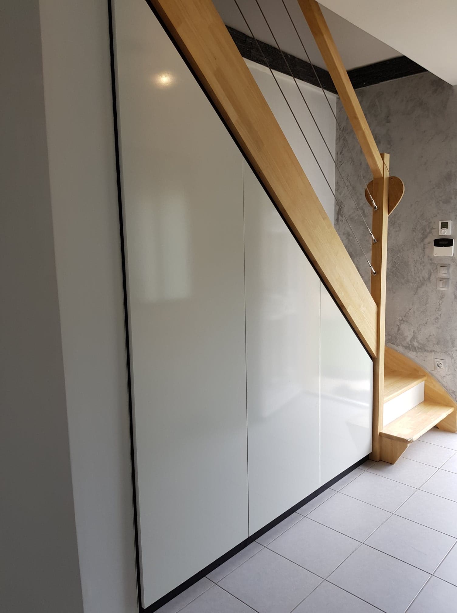 Placard sous escalier portes gloss