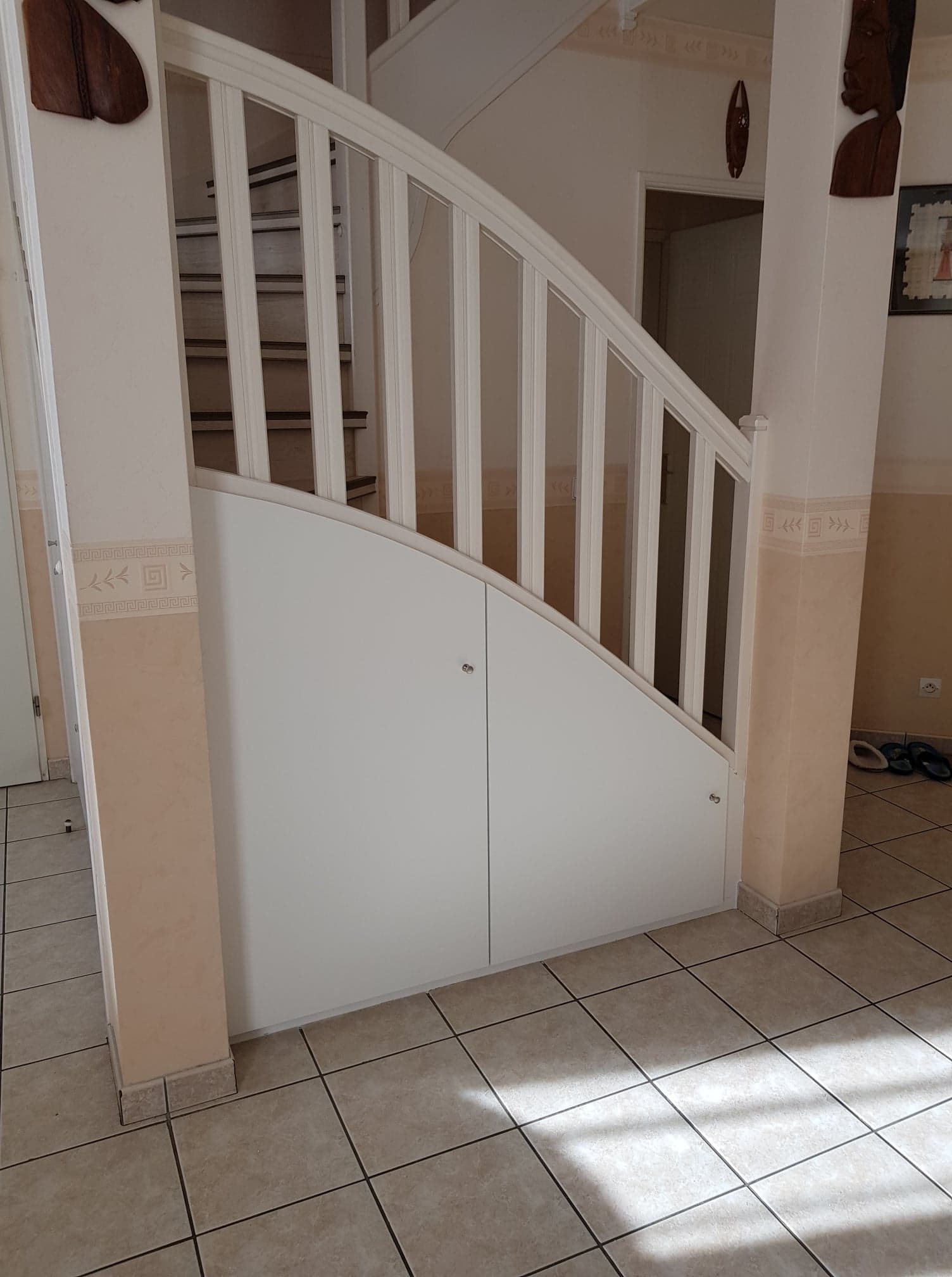 Placard sous escalier portes arrondies