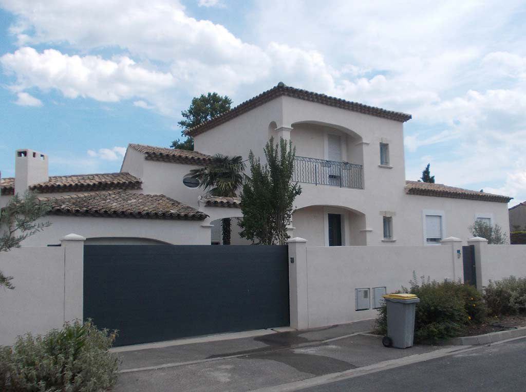 Maison avec un portail opaque gris anthracite
