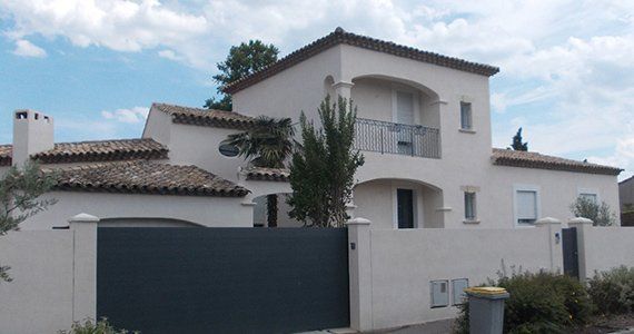 Maison entièrement rénovée avec un balcon et une poubelle jaune devant