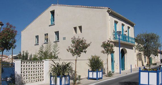 Maison avec les volets et les portes de couleur bleu