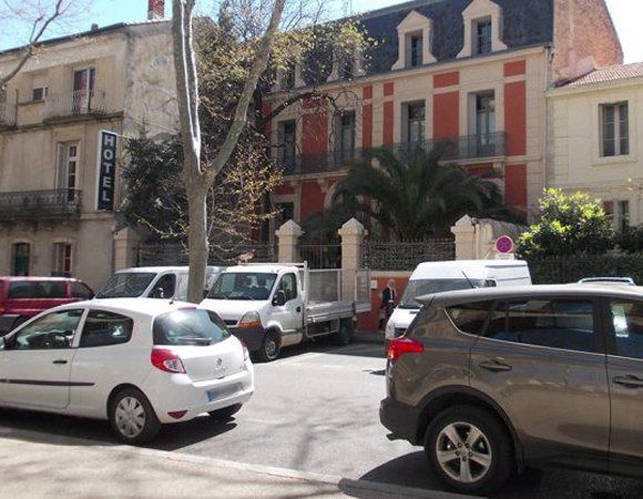Rénovation de façade avec des volets gris foncés