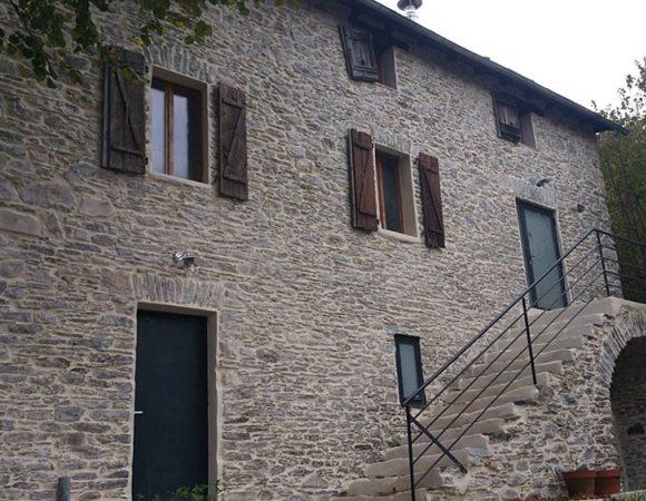 Façade d'une maison en pierres