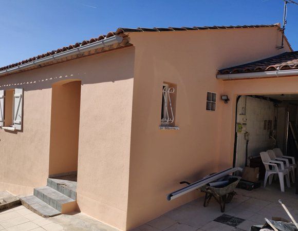 Prise de vue de côté d'une maison rénovée