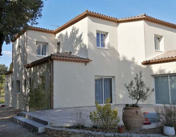 Maison avec 2 baies vitrées sur la terrasse
