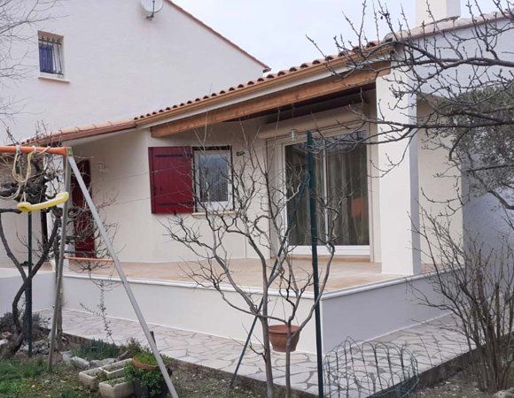 Maison avec des volets rouges