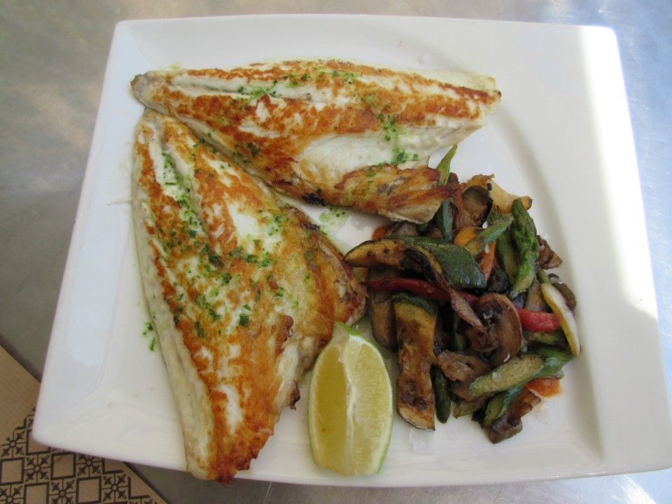 Kala- ja vihannesruoka-annos.