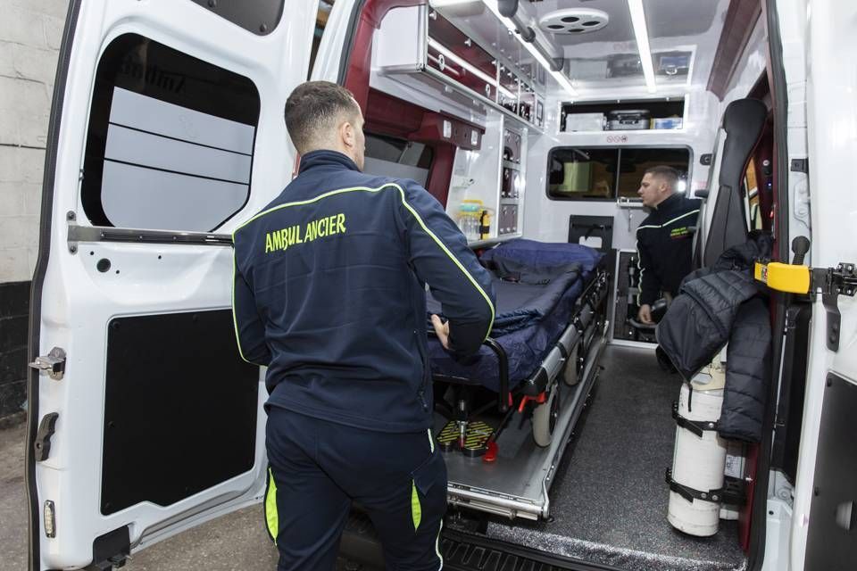 Des ambulanciers chargent une civière