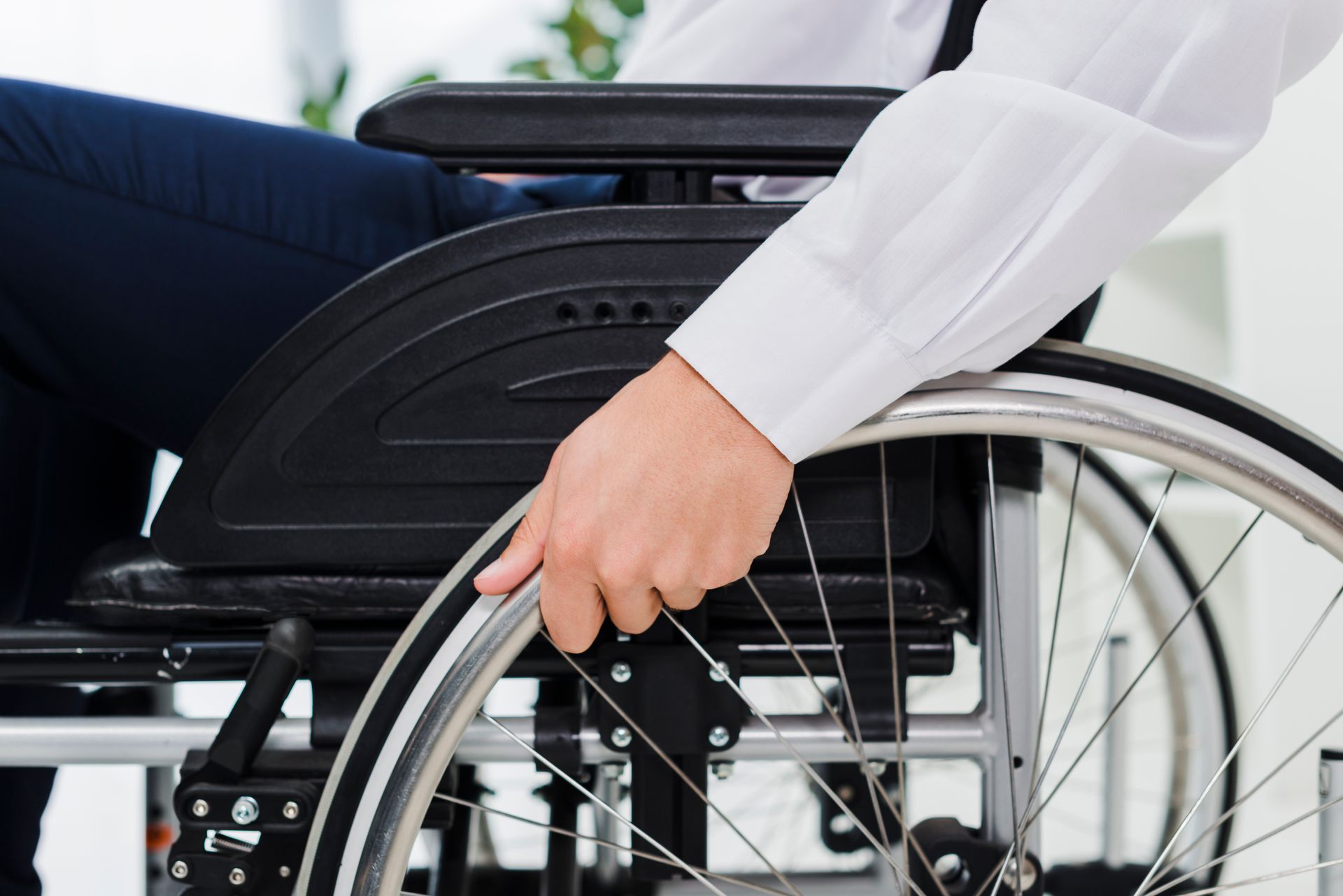 Personne ajustant une roue de fauteuil roulant à l'intérieur