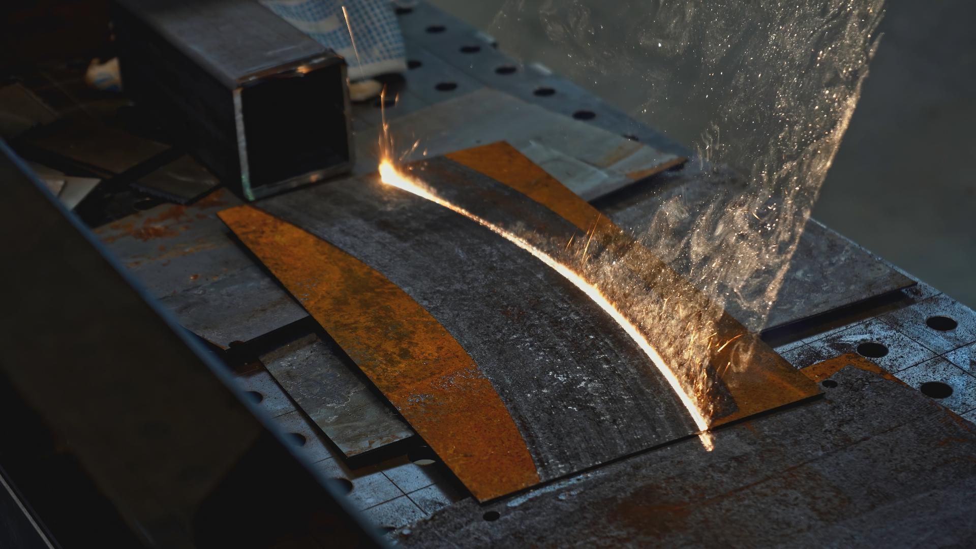 Eine Frau hält in einem Wohnzimmer ein Mobiltelefon.