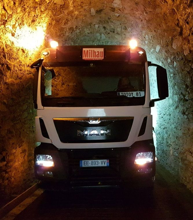 Vue de face d'un camion de l'entreprise
