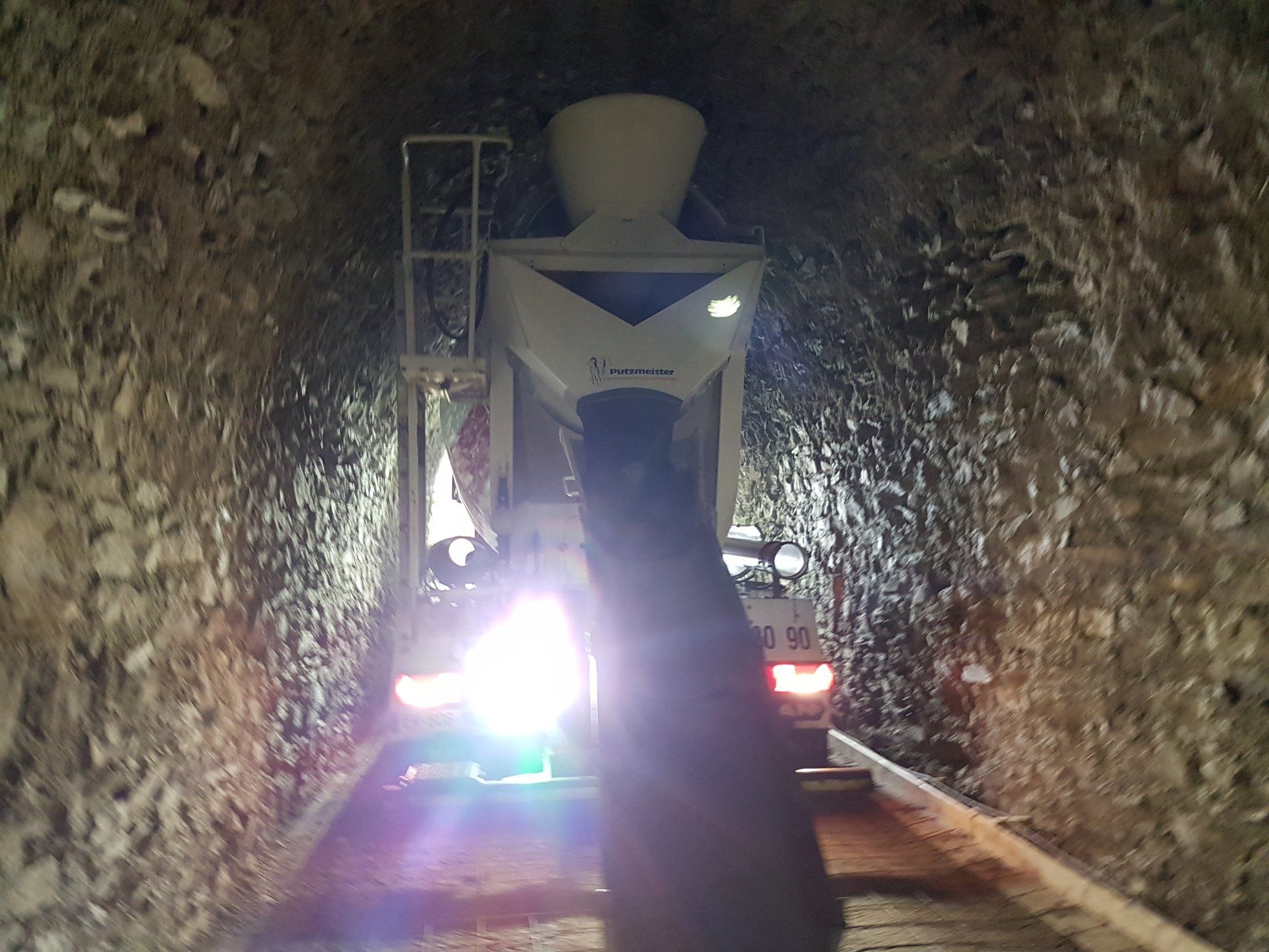 Vue de derrière d'un camion dans un tunnel