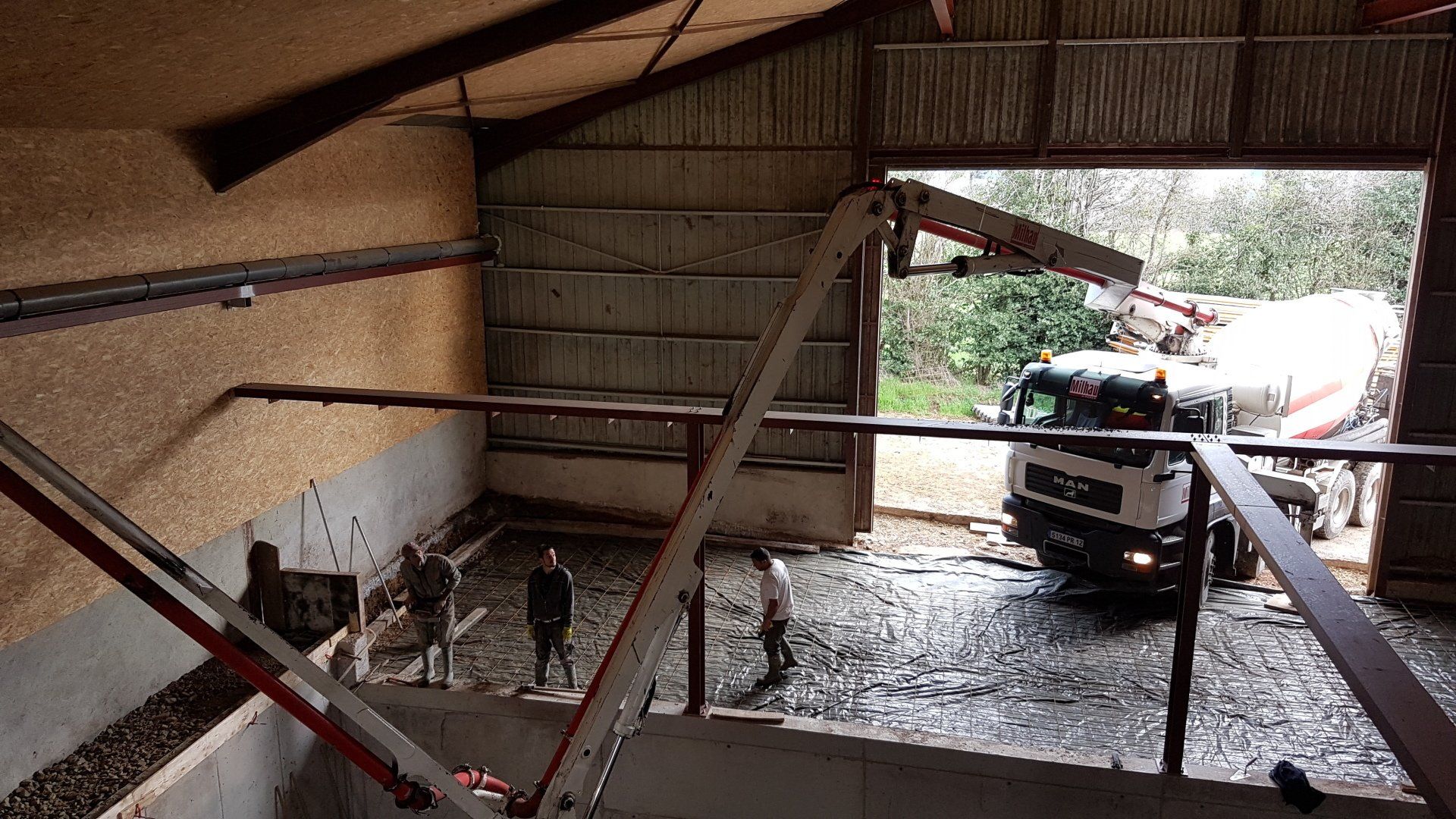 Injection de béton dans une grange