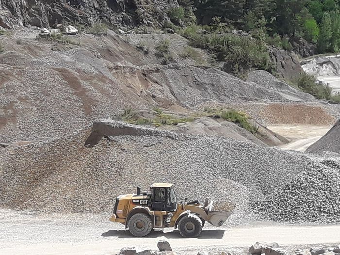Tractopelle sur notre carrière