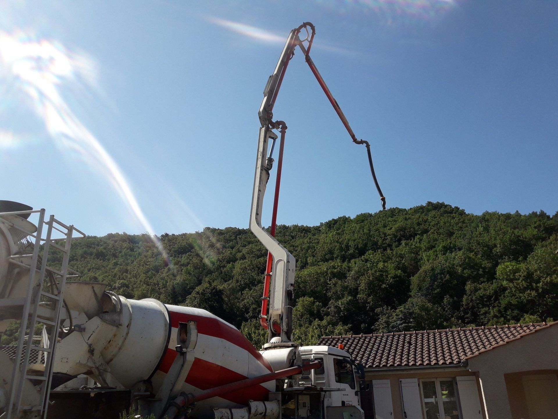 Livraison de béton dans une toupie de l'entreprise